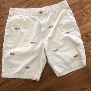 Vineyard vines 9” khaki shorts 🇺🇸 whales